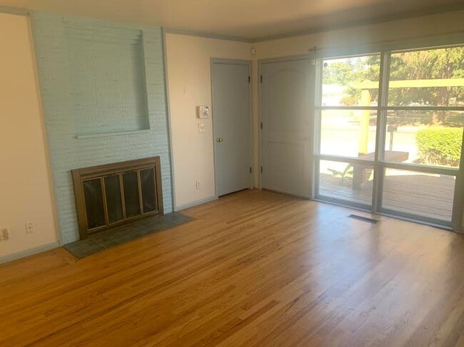 Building Photo - Colonial Style Home on Park-Like Grounds