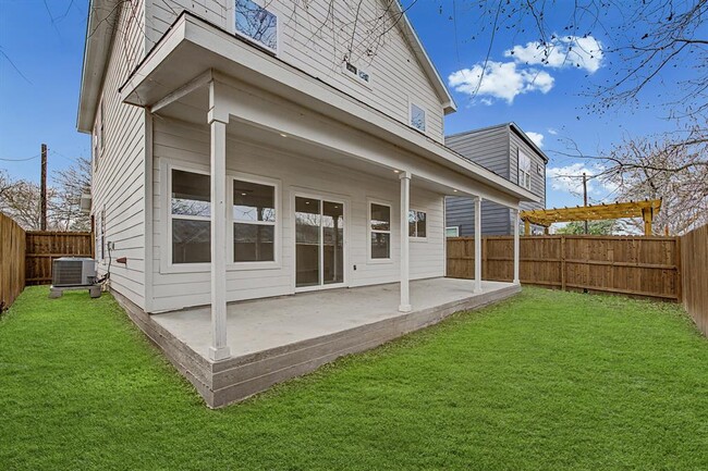 Building Photo - 803 4th St