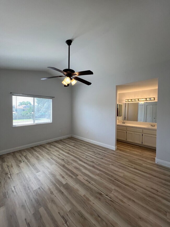 Building Photo - 7501 Canyon Clover Dr