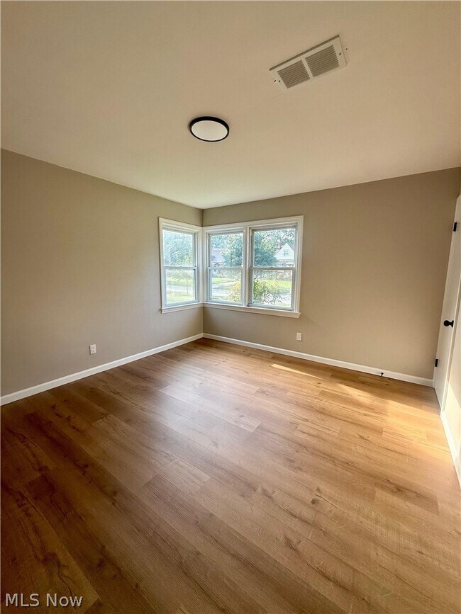 Building Photo - 5363 Summit Rd
