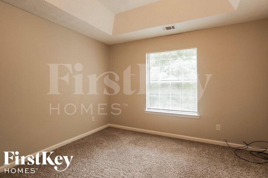 Building Photo - 480 E Lake Dr