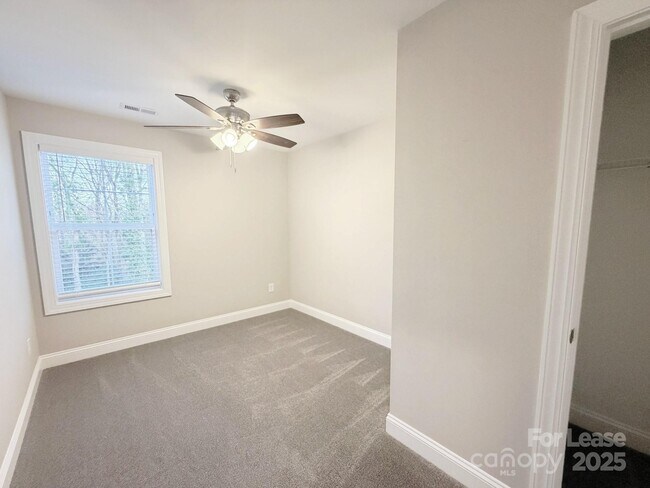 Building Photo - 921 Pineridge St SE