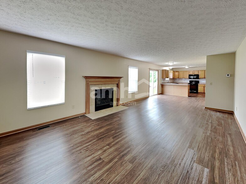 Building Photo - 452 Crestmoore Dr