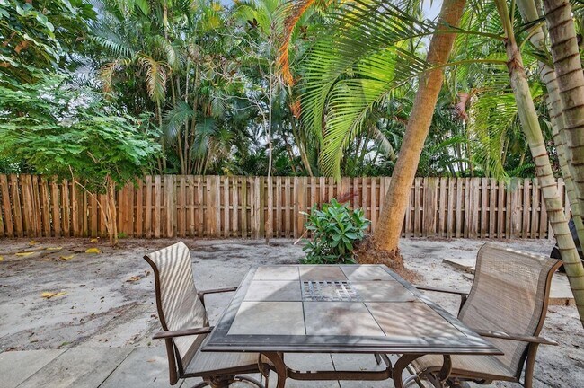 Building Photo - 2624 NE 30th Pl