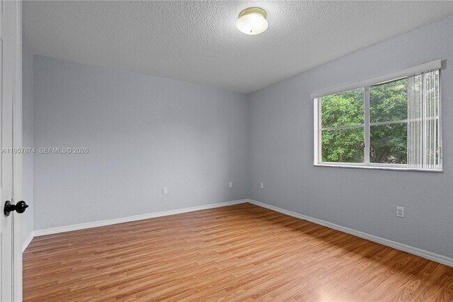 Building Photo - 865 SW 6th Ct