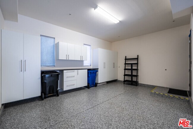 Building Photo - 5837 Village Dr