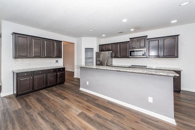 Building Photo - 5 Bedroom 3 Bath Home in Cane Bay Plantation - Summerville