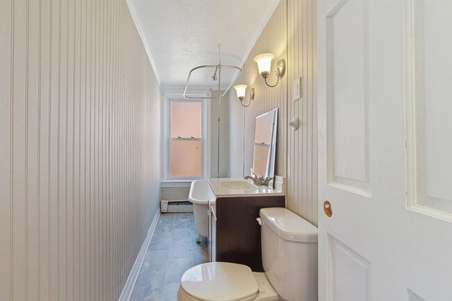 Building Photo - Charming 3 Bed, 1.5 Bath Home in York Pa!