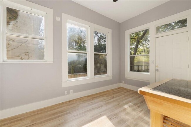 Building Photo - 14 BEDROOM 7 BATH HOUSE