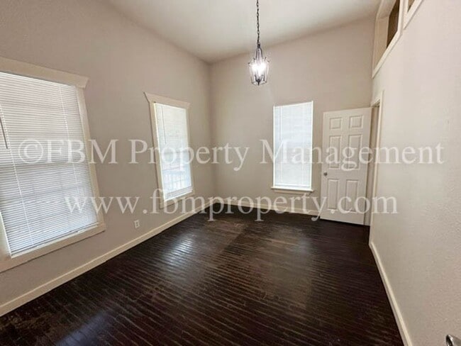 Building Photo - 741 W Park Ave