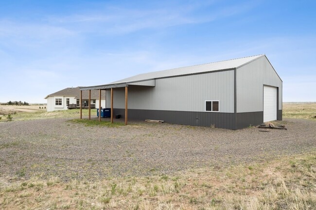 Building Photo - Executive 3-Bed Ranch Main Level - Private...