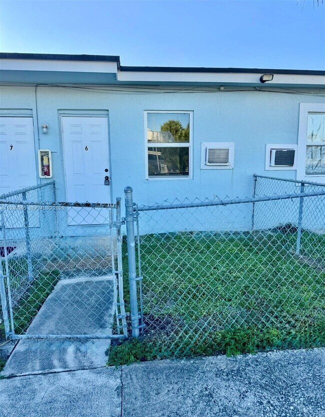 Building Photo - 4404 SW 22nd St