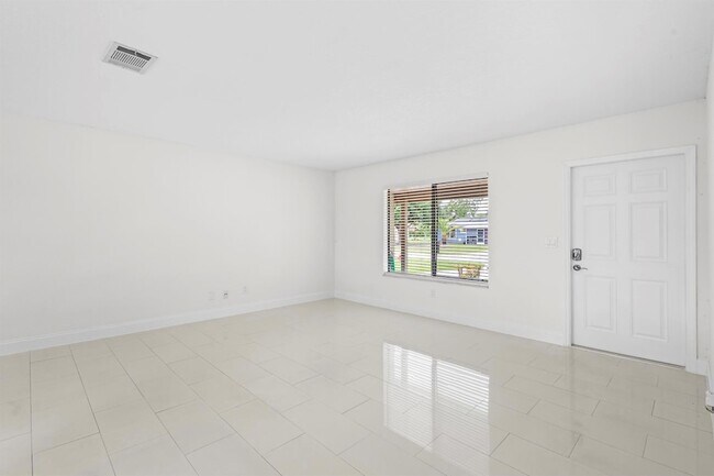 Building Photo - 766 SW Belmont Cir
