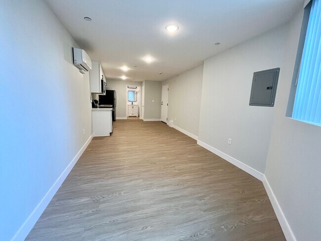 Interior Photo - 747 Gayley Ave