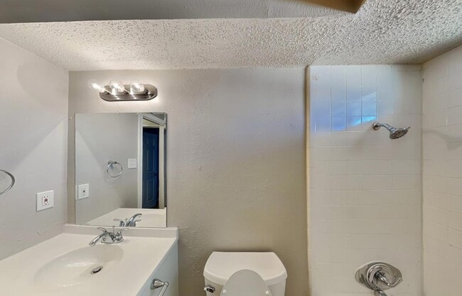 Building Photo - MOVE IN READY