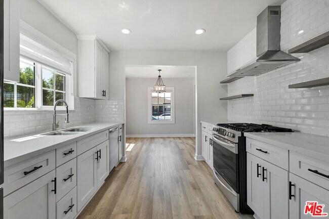 Building Photo - 713 W 118th St