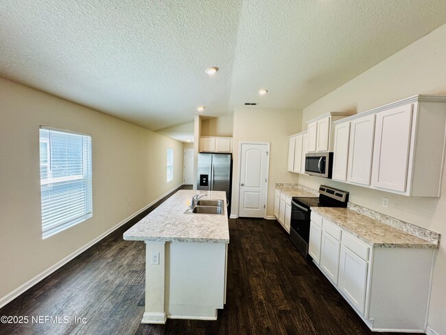 Building Photo - 8390 Meadow Walk Ln