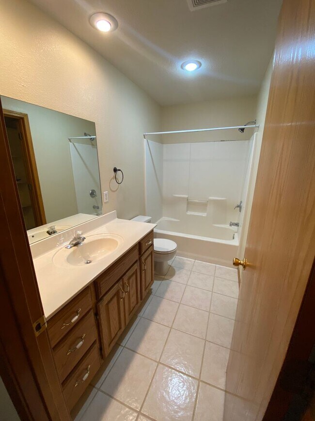 Building Photo - 1231-1231 Bluegrass Rd