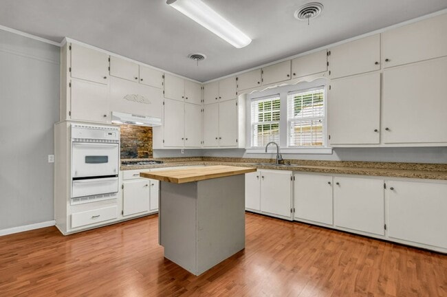 Building Photo - Renovated 3 Bedroom 2 Bath Home for Rent!