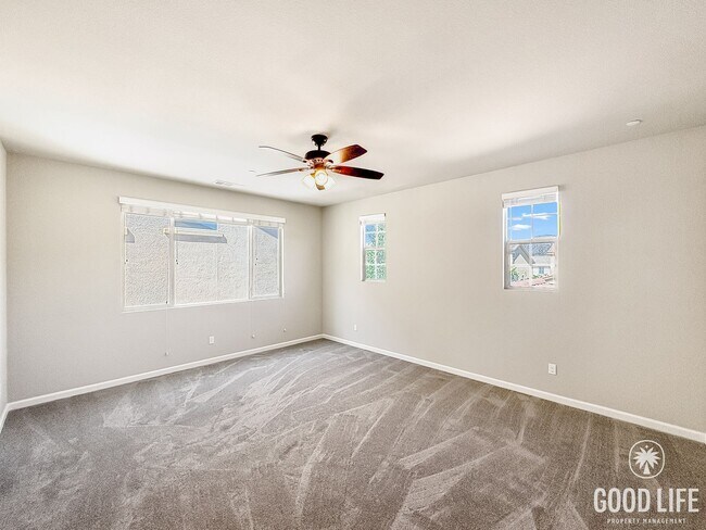 Building Photo - Stunning Home with Modern Comforts Spaciou...