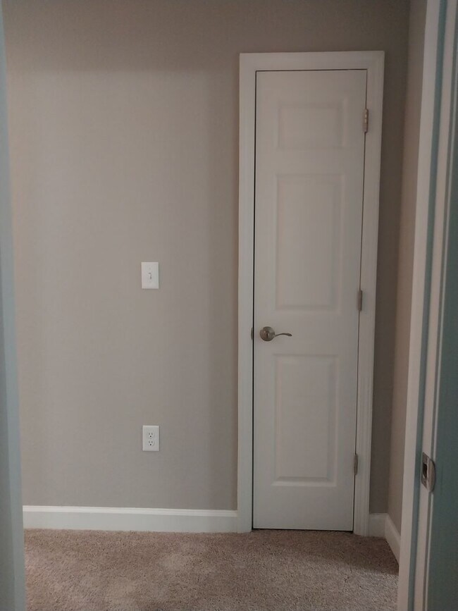 Building Photo - Gorgeous 3 Bedroom 2.5 Bath Townhome
