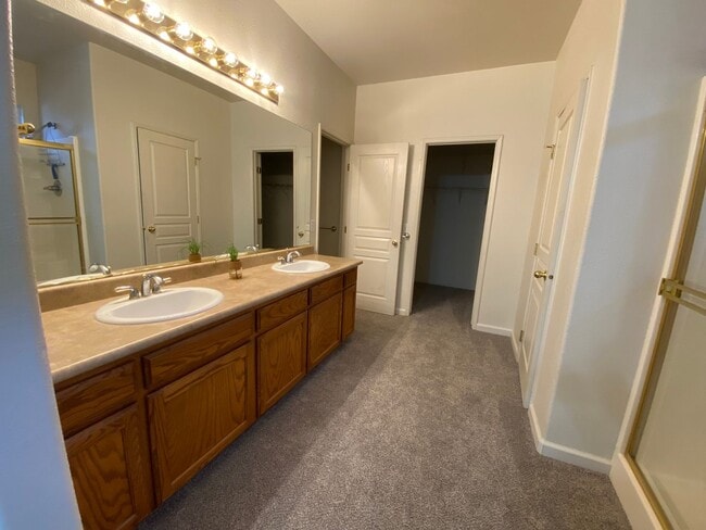 Building Photo - Cozy Home for rent in Visalia