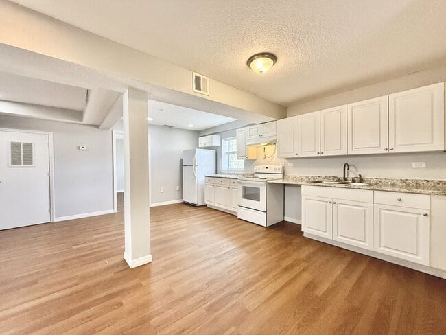 Building Photo - 425 F St