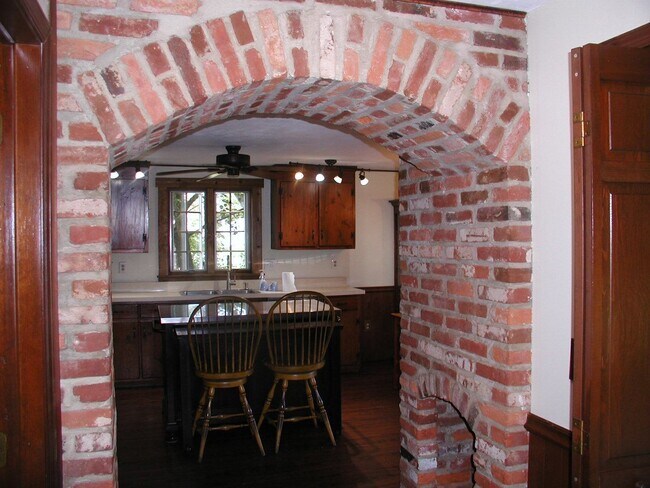 Building Photo - 3 bedroom – 1.5 Bath House