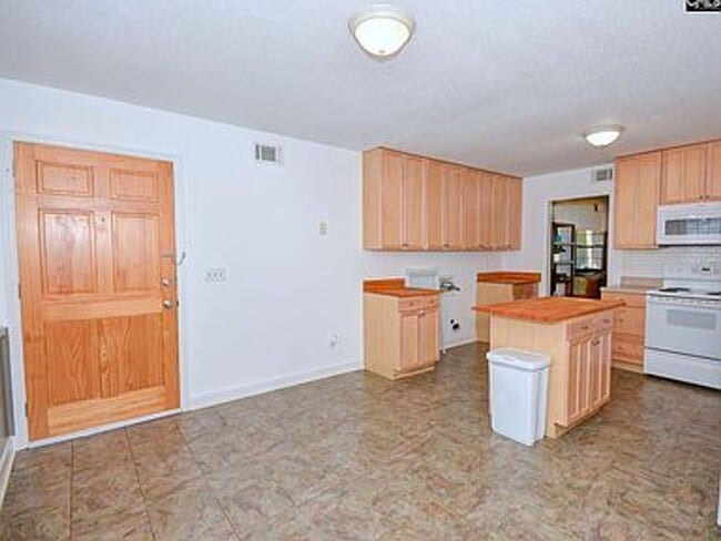 Building Photo - Forest Acres condo