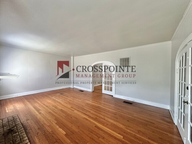 Building Photo - College Ave Triplex