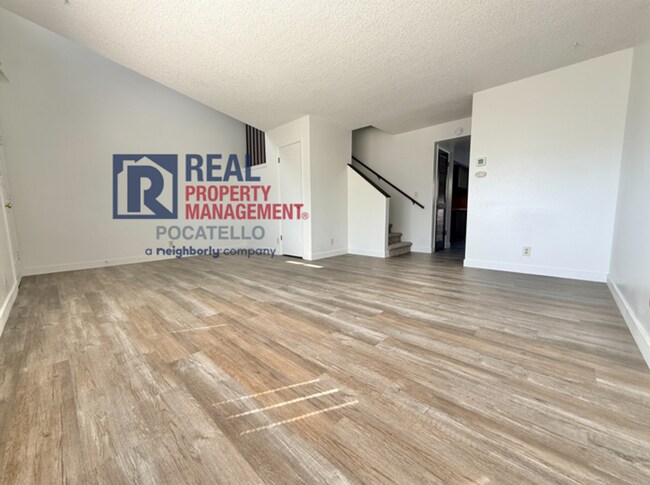 Building Photo - 3 bedroom 1.5 bath townhouse - 2 car carport