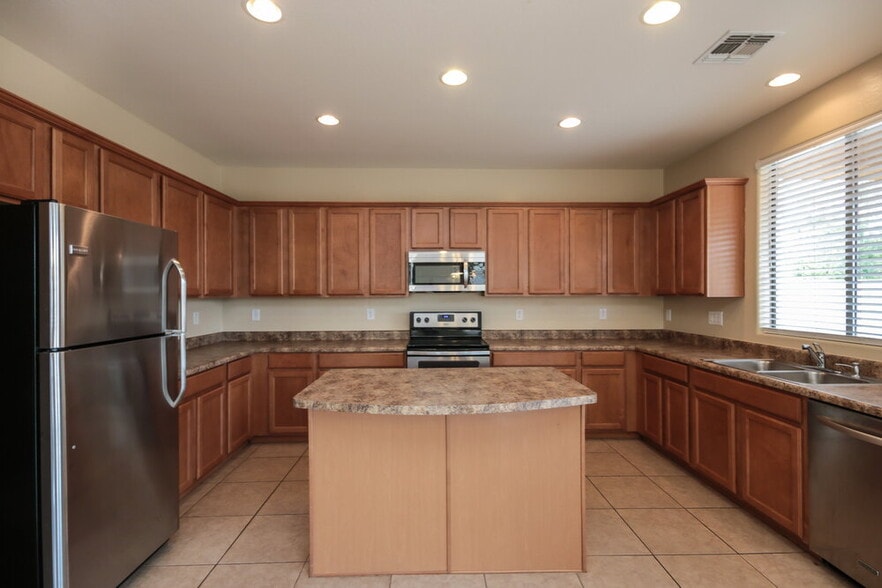 Building Photo - 1450 E Mia Ln