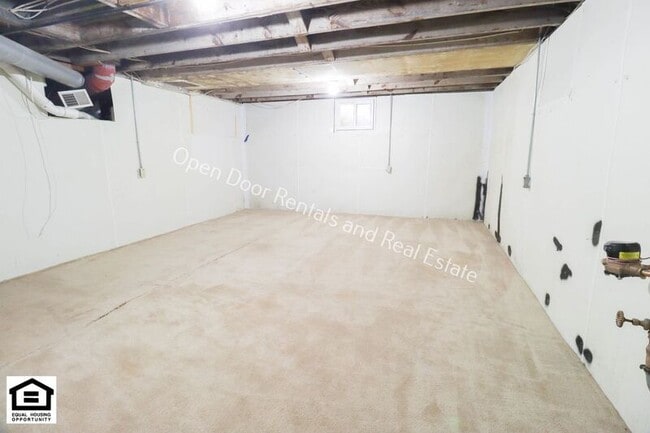 Building Photo - 725 Huffman St