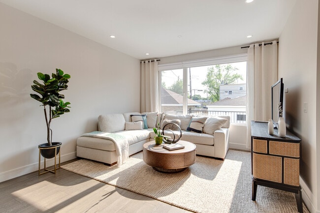 Building Photo - 1304 N Lawndale Ave