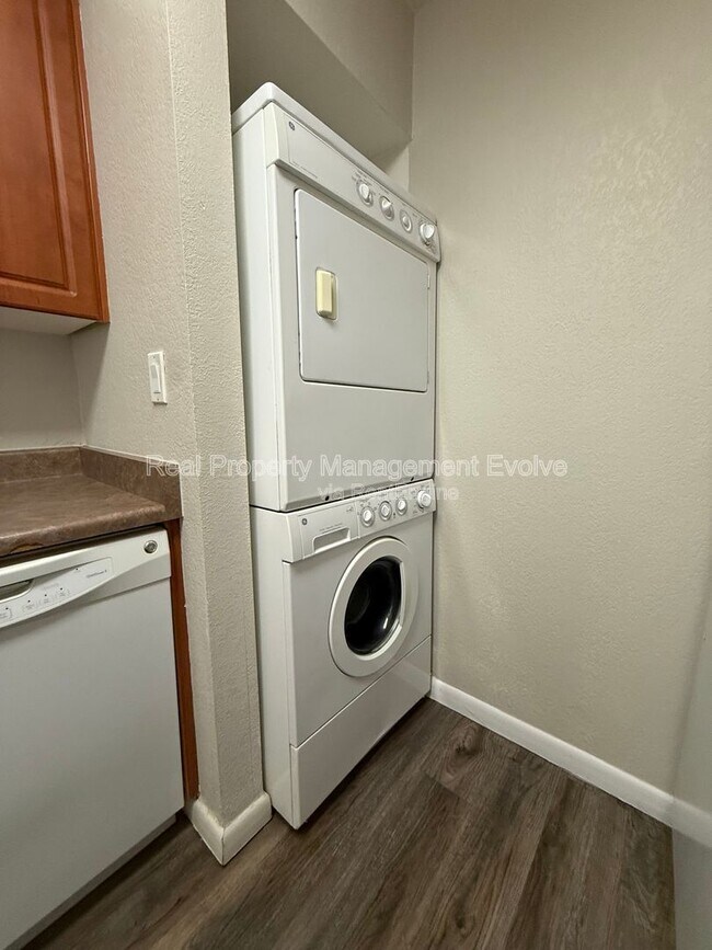 Building Photo - 5995 N 78th St