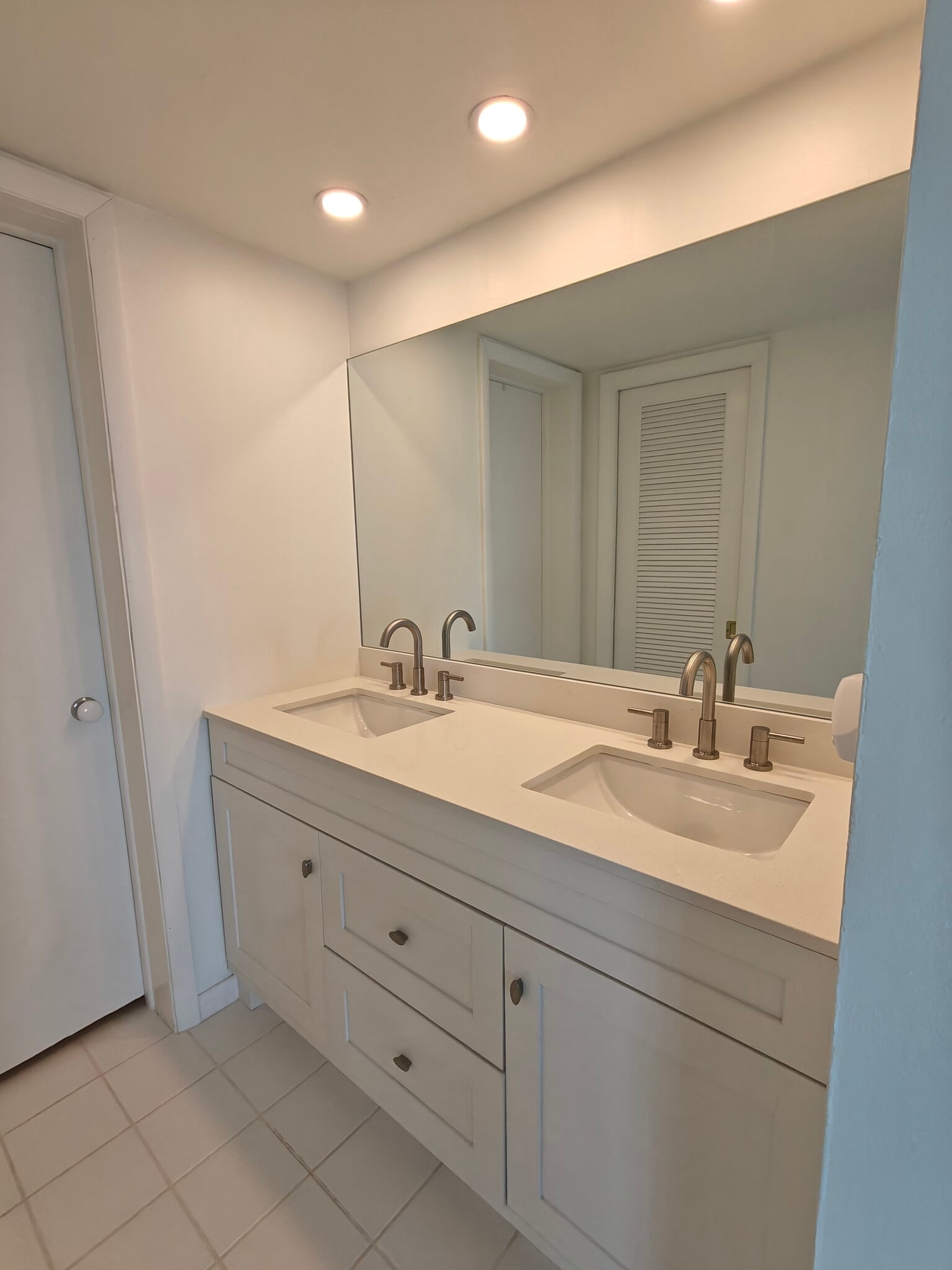 Building Photo - 410 Wilma Cir