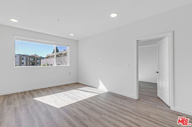 Building Photo - 10824 Blix St