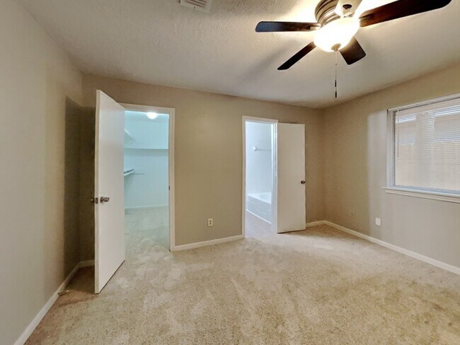 Building Photo - 2419 Sherwood Hollow Ln