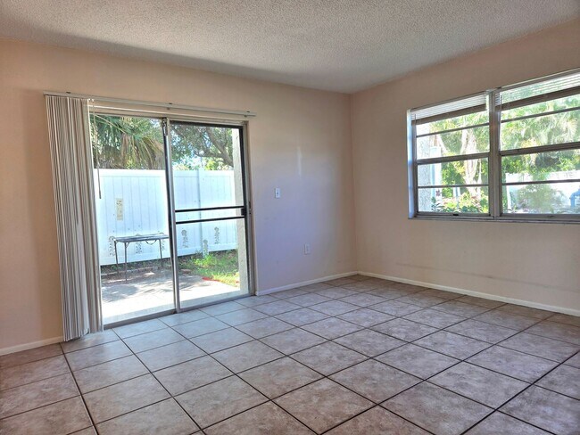 Building Photo - NEW PRICE / N Tamiami Trail / Townhouse