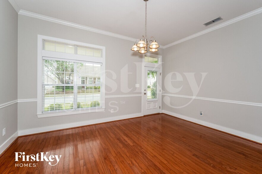 Building Photo - 4598 Clubview Dr