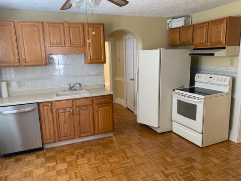 Building Photo - 18 Clearview Ave