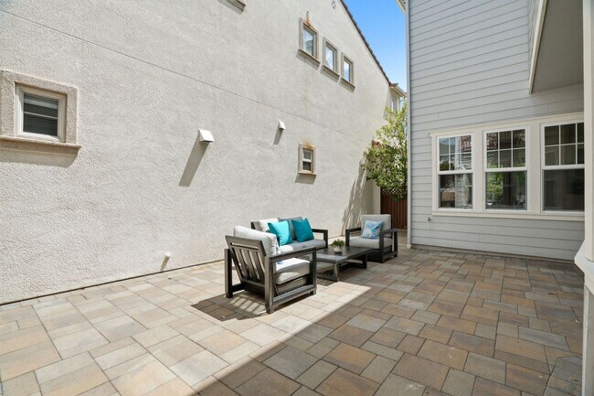 Building Photo - BRIGHT, OPEN RESIDENCE IN RIVERMARK HOME WITH EXCELLENT LAYOUT