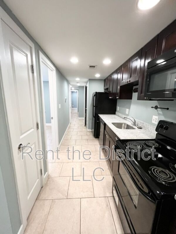 Building Photo - 421 Newton Pl NW