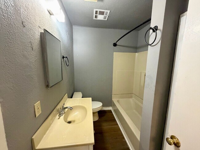 Building Photo - 3 Bedroom and 1 Bathroom Home in Shawnee for rent