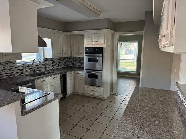 Building Photo - 11821 Westmere Dr