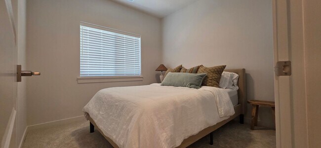 Building Photo - Stunning 3-bedroom + tech room, 2.5-bath home in NW Boise!
