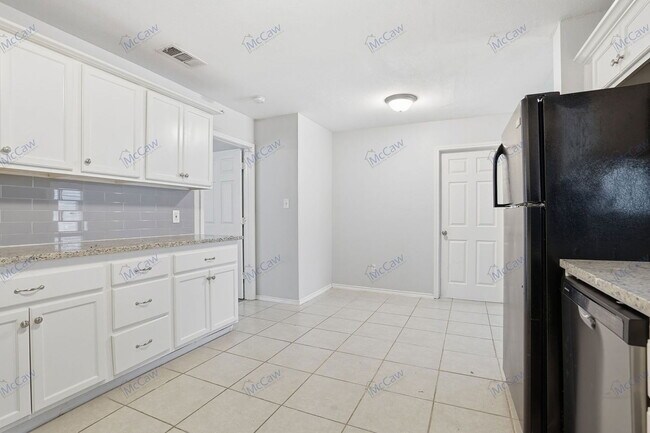 Building Photo - 508 W Lone Star Ave