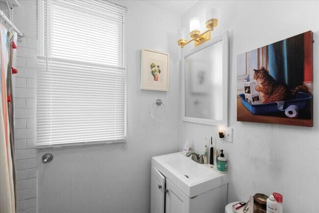 Building Photo - 3 bedroom in Chicago IL 60618