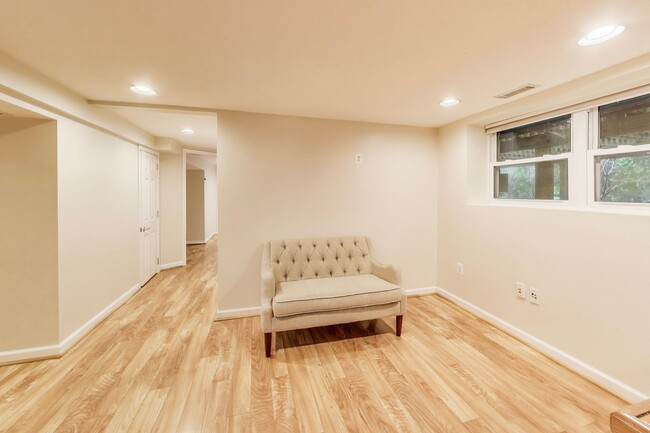 Building Photo - Perfect on Parkway --- Gorgeous, Fully Upd...