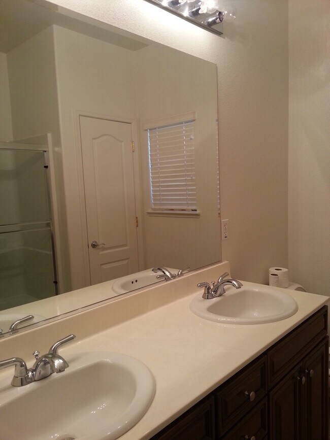 Building Photo - Coming up FOR SALE! Like New Super clean 3/2 West Fresno single story in Central Unified